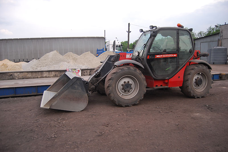 Usługi widlaka oraz ładowarki na budowie